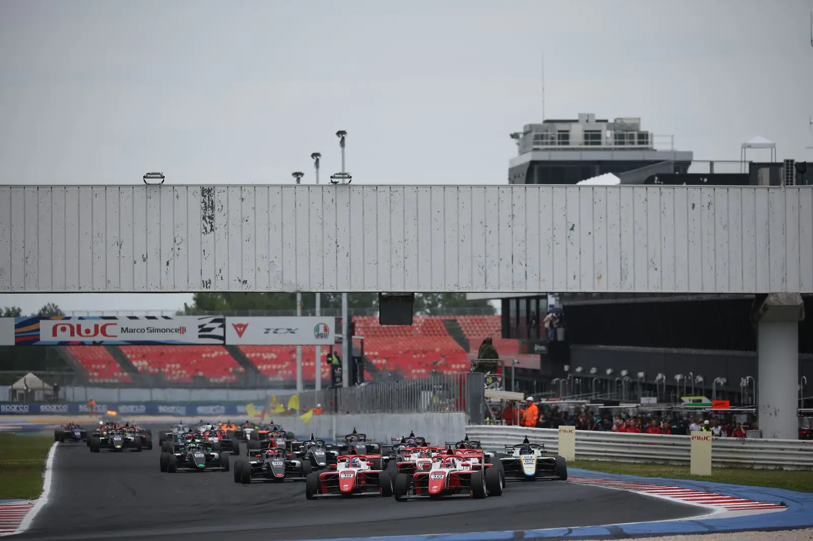 Largada da F4 Italiana com o grid lotado
