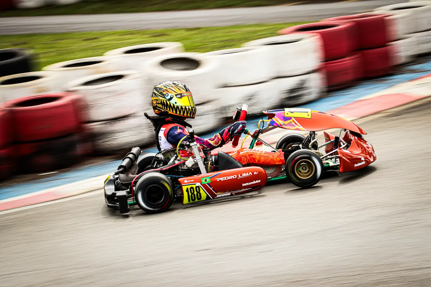 Pedro pilotando kart laranja número 188