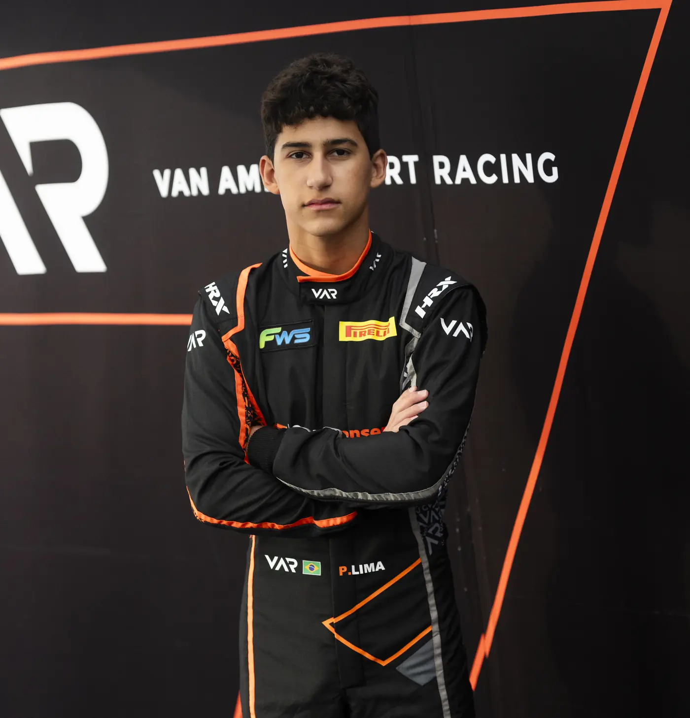 Pedro Lima de macacão da Van Amersfoort Racing, braços cruzados
