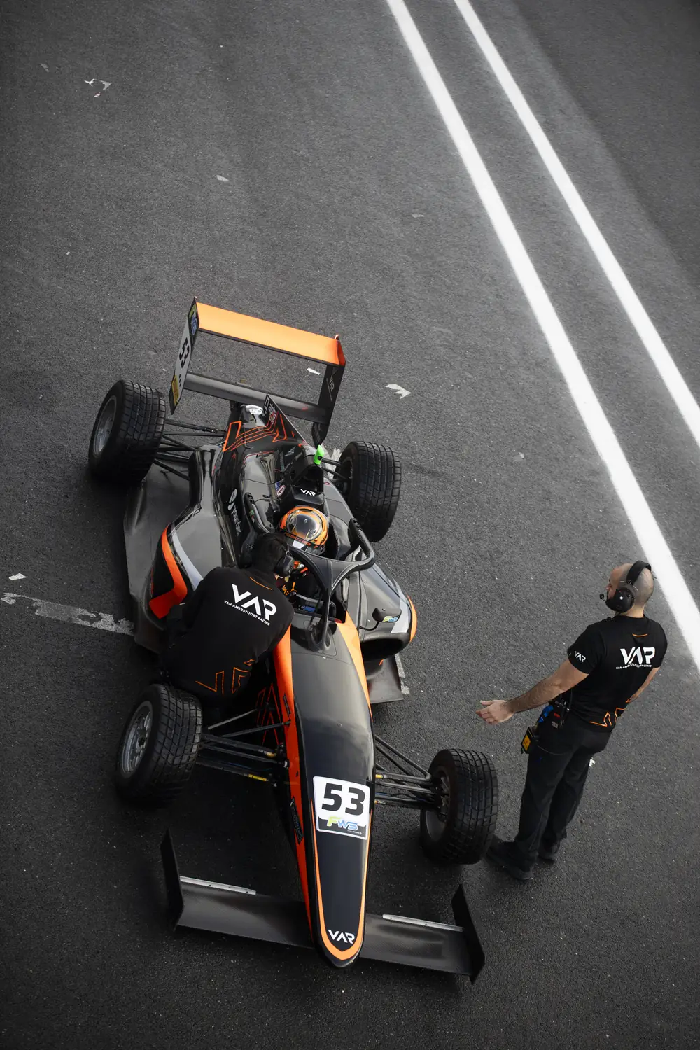 Vista de cima do carro 53 da VAR com Pedro no cockpit e dois membros da equipe